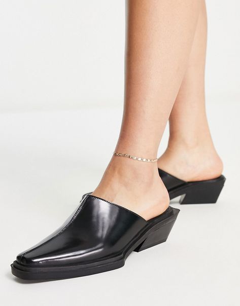 Mules fra ASOS DESIGN Har man overhovedet brug for en hælkappe? Slip on-model Firkantet tå Lav blokhæl Western Mules, Black Mules, Flat Mules, Low Block Heels, Saved Items, Mule, Heeled Mules, Mule Shoe, Black Fashion