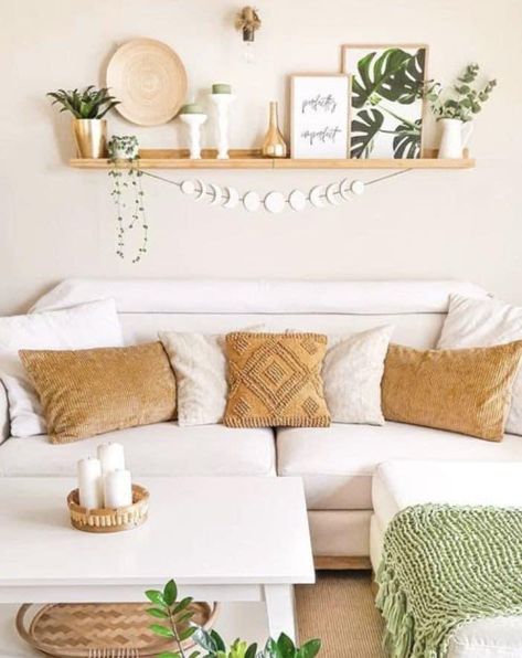 Boohoo Living Room Ideas, Boho Spring Decor Living Room, Boho Floating Shelf Decor Living Room, Boohoo Living Room, Beige Boho Living Room, Small Boho Living Room Ideas, Sala Estilo Boho, Small Bohemian Living Room, Bohemian Shelf Decor