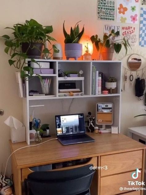 Dorm Room Pc Setup, Dorm Room Desk Setup Ideas, Organized Desk Ideas, Dorm Room Inspiration Minimalist, Dorm Desk Inspiration, College Dorm Desk Setup, Dorm Room Desk Organization, Dorm Room Ideas Desk, Ikea Dorm Room Ideas