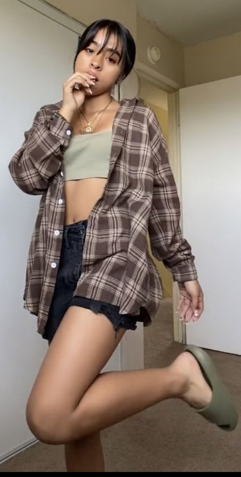 Plaid Shirt Crop Top Outfit, Summer Outfits With Flannels, Brown Plaid Top Outfit, Plaid Shirt And Shorts Outfit, Cropped Plaid Shirt Outfit, Short Sleeve Flannel Outfits, Fannels Shirts Outfits Aesthetic, Flannel With Skirt, Plaid Blouse Outfit