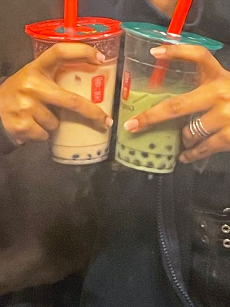 Boba Instagram Pictures, Aesthetic Boba Pictures, Boba Asthetic Picture, Boba With Friends Aesthetic, Boba Friends Aesthetic, Boba Tea Photoshoot, Boba Picture, Boba With Friends, Boba Date Aesthetic