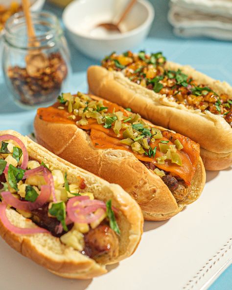 Springtime is here and that means it's grilling season. Why not mix&match some of your favorite hot dog toppings and make it vegan? Veggie Hotdogs, Vegan Hotdogs, Grill Dinner, Hot Dog Party, Chic Peas, Edgy Veg, Vegan Hot Dog, Baja Fish Tacos, Vegan Barbecue