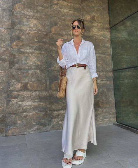 Silk Skirt Outfit Summer, White Satin Skirt Outfit, Satin Skirt Outfit Summer, Minimalist Summer Outfits, Beige Skirt Outfit, Silk Skirt Outfit, Long Satin Skirt, Long Silk Skirt, Satin Skirt Outfit