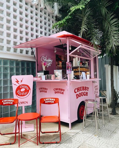 Donut Stall Ideas, Donut Booth Design, Donut Cafe Design, Vintage Donut Shop, Donut Shop Interior Design, Donut Shop Interior, Donut Shop Aesthetic, Donut Food Truck, Donut Cart