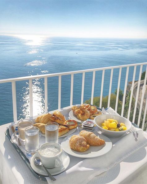 Morning In Italy, Breakfast On The Beach, Santorini House, Taormina Sicily, French Breakfast, Summer Breakfast, Brunch Table, Dried Vegetables, Healthy Menu