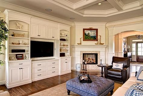 rooms with wood molding | Modern corner fireplace in a room with traditional elements Square Ottomans, Wall Units With Fireplace, Fireplace Bookcase, Built In Wall Units, Traditional Family Room, Tv Built In, Garden Stools, Built In Entertainment Center, Living Room Built Ins