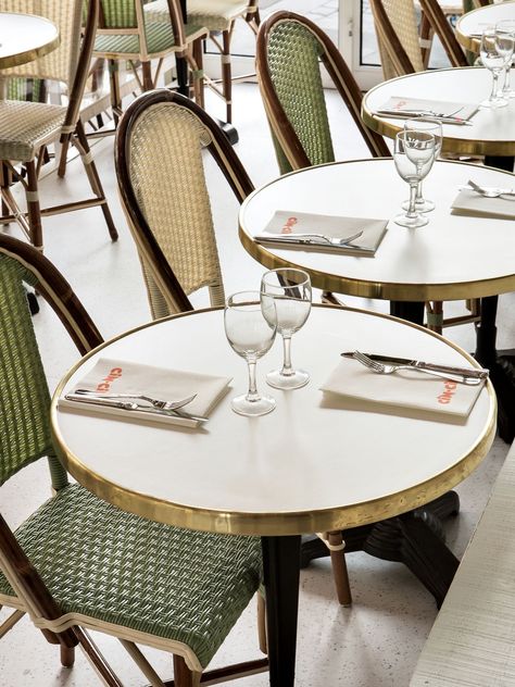 Coffee Shop Chairs, Parisian Style Kitchen, Bistro Seating, Parisian Bistro Chairs, Restaurant Table Design, Oak Restaurant, Bistro Interior, Paris Bistro, Decoration Restaurant