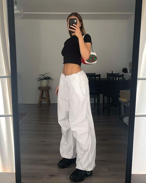 Basic Tshirt Outfit, Parachute Pants Outfit, 2023 Clothes, Casual Tshirt Outfit, Uni Fits, Choices Quotes, Photo Pose Style, Swaggy Outfits, Everyday Outfit