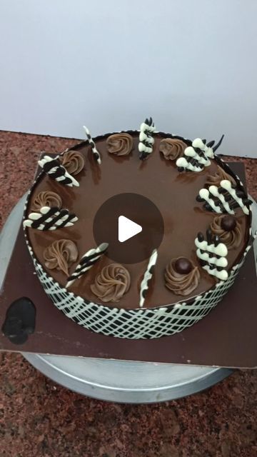 Milk Chocolate Cake, Pieces Cake, Milk Chocolate Recipes, Food Reels, Chocolate Cake Decorating, Chocolate Fudge Frosting, Decoration Pieces, Share Video, Fudge Frosting