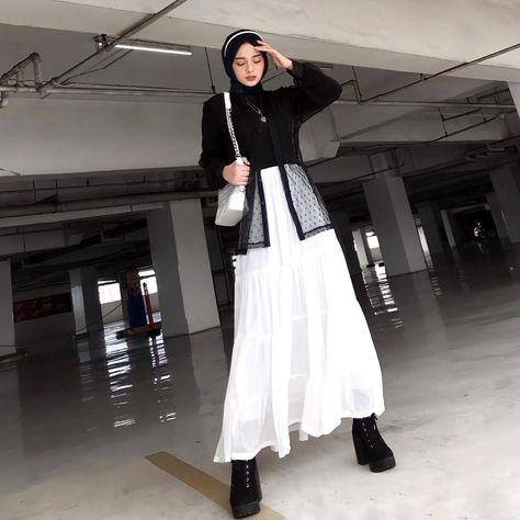 Black And White Muslimah Outfit, Black Outer Outfit, Hijabi Style Outfits, White Outfit Casual, Outfit Hijab Ideas, Outer Outfit, Ootd Boots, Model Outer, Black White Outfit