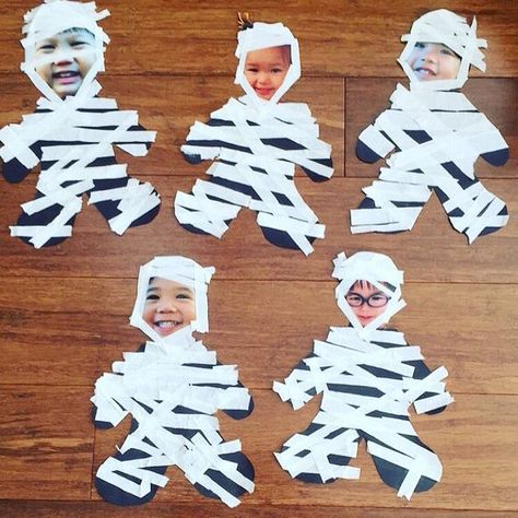 These 10 Halloween crafts still hold up as fun, simple and easy DIY crafts to do with preschoolers and kids! Mummy Craft, Mummy Crafts, Bricolage Halloween, Halloween Infantil, Halloween Crafts Preschool, Halloween Fest, Halloween Crafts For Toddlers, October Crafts, Halloween Classroom