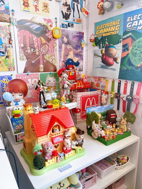 Tamakid Room, Clutter Core Aesthetic, Tamagotchi Collection Display, Plushies Collection Room, Pink Tomogatchi, Kawaii Cluttercore Bedroom, Anime Figures Aesthetic Room, Clutter Core, Toy Display