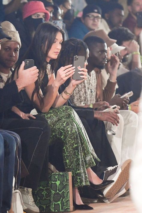 Front Row Fashion Show, Row Aesthetic, Fashion Show Aesthetic, Fashion Week Front Row, Fashion Week Aesthetic, Row Fashion, Isabella Hadid, Dior Fashion Show, Hadid Sisters