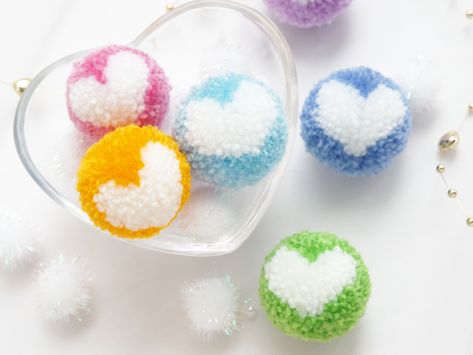 DIY Tutorial - How to Make a Heart Pompom - Pompom Tutorial Heart Pompom, Christmas Pom Pom Crafts, Pompom Earrings, Diy Keyring, Pom Pon, Pom Pom Wreath, Handmade Soft Toys, Pom Crafts, How To Make A Pom Pom