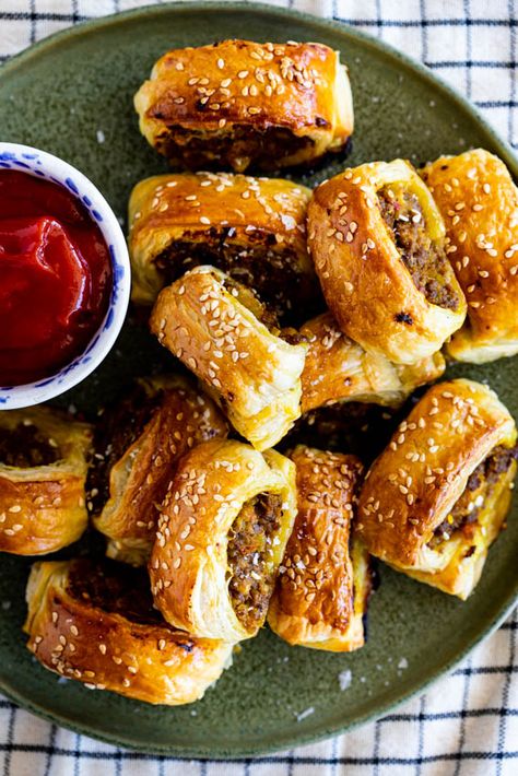 Easy Curried Sausages, Curried Beef, Gourmet Sausage, Easy Pastry Recipes, Curried Sausages, Homemade Sausage Rolls, Sausage Rolls Recipe, Savoury Baking, Flaky Pastry