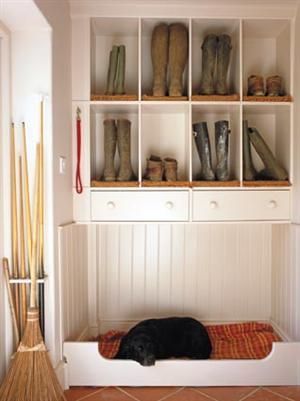 Think out of the box when it comes to built-in cupboards – and make sure they meet your space requirements. See, for instance, how customised pigeonholes effectively create a little ‘boot room’ and a box bed below is a home for your dog. Dogs Room Ideas, Built In Dog Bed, Dog Nook, Dogs Room, Boot Room Utility, Crate Bench, Utility Room Designs, Wooden Storage Shelves, Dog Spaces