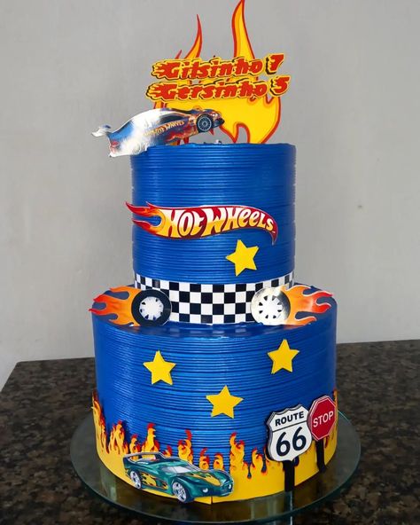 Bolo Hot Wheels: 80 fotos para se inspirar e 4 tutoriais para fazer em casa Bolo Tema Hot Wheels, Bolo Hot Wheels Chantilly, Bolo Hot Wheels, Hot Wheels Cake, Hot Wheels Party, Hot Wheels Birthday, Hot Weels, 8th Birthday, Kids Cake