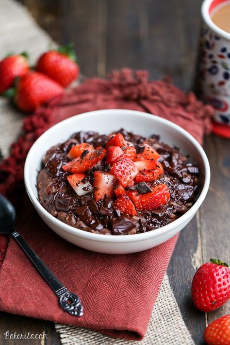 This Chocolate Strawberry Oatmeal tastes like dessert for breakfast! This… Healthy Oatmeal Recipes, Dessert For Breakfast, Strawberry Oatmeal, Gluten Free Oatmeal, Chocolate Oatmeal, Healthy Oatmeal, Chocolate Strawberry, Oatmeal Recipes, Breakfast Brunch Recipes