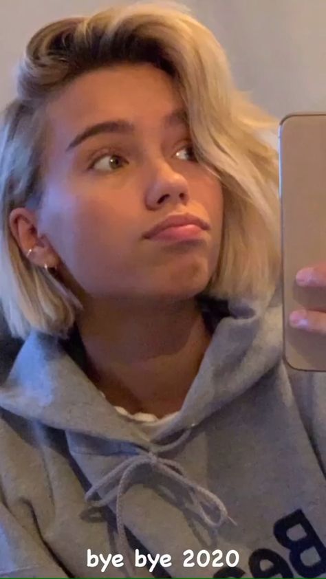 Lena Mantler Short Hair, Phoebe Aesthetic, Lisa Baby, Lena Mantler, Lisa Lena, Lisa Or Lena, Short Hair Inspo, Lisa And Lena, Goal Ideas