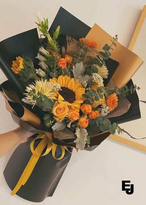 Sunflower Bouquet Ideas, Graduation Bouquet Ideas, J Signature, Graduation Flowers Bouquet, Happy And Confident, Man Bouquet, Graduation Bouquet, Graduation Flowers, Flowers For Men