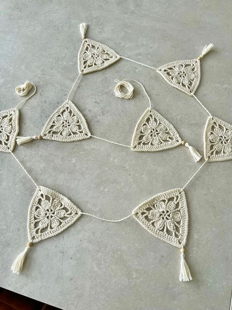 Boho Crochet Bunting Free Pattern, Crochet Boho Bunting, Crochet Triangle Bunting, Crochet Triangle Garland, Crochet Flags Garland, Crocheted Triangles, Crochet Canopy, Crochet Garland Pattern Free, Crochet Bunting Free Pattern