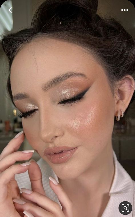 Cool Tone Bridal Makeup, Makeup Looks Quinceanera, Natural Makeup Glitter, Sunkissed Makeup Look, Wedding Makeup Inspiration, Soft Glam Bridal Makeup, Soft Glam Bridal, Glam Bridal Makeup, Makeup Wings