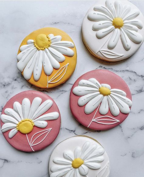 2d Flowers, Spring Flower Cookies, Gingerbread House Ideas, Flower Sugar Cookies, Royal Iced Cookies, The Best Dessert, Cookie Decorating Party, Sugar Cookie Royal Icing, Pig Art