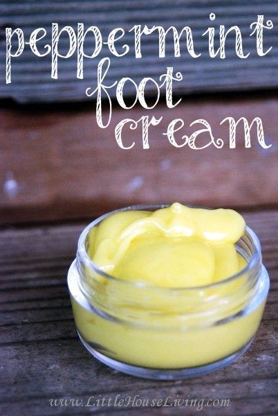 Refresh your tired sore summer feet with this easy Peppermint Foot Cream! DIY beauty #diy Diy Lotion, Creme Anti Age, Homemade Lotion, Homemade Bath Products, Homemade Remedies, Foot Cream, Diy Body, Peppermint Essential Oil, Beauty Recipe