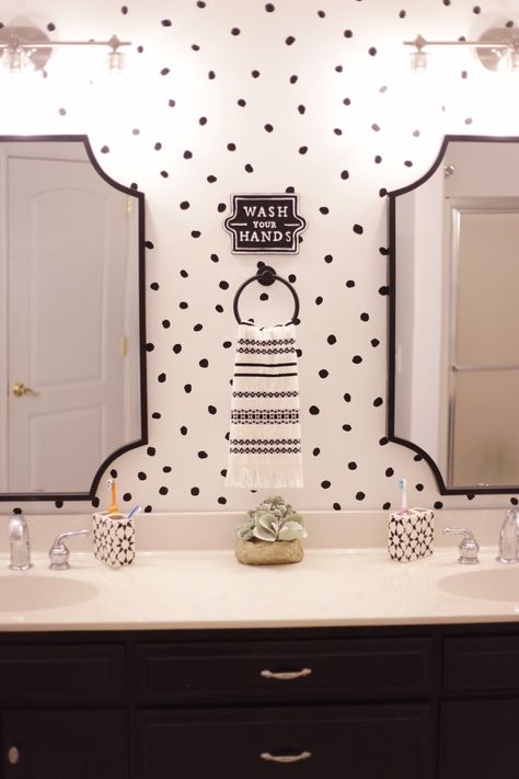 Polka Dot Wallpaper Bathroom, Fun Black And White Bathroom, Bathroom Wallpaper Kids, Sister Bathroom Ideas, Teen Bathroom Ideas Shared Boy And Girl, Boy Girl Shared Bathroom Ideas, Kids Bathroom Ideas Girl, Teenage Girl Bathroom Ideas, Kids Neutral Bathroom