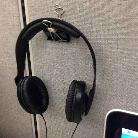 A quick and easy hanger for your headphones. | 20 Creative Office Hacks That Will Improve Your Working Environment. Binder Clip Hacks, Cubicle Organization, Cubicle Office, Office Hacks, Cubicle Makeover, Work Cubicle, Cubicle Decor Office, Headphone Storage, Headphone Holder