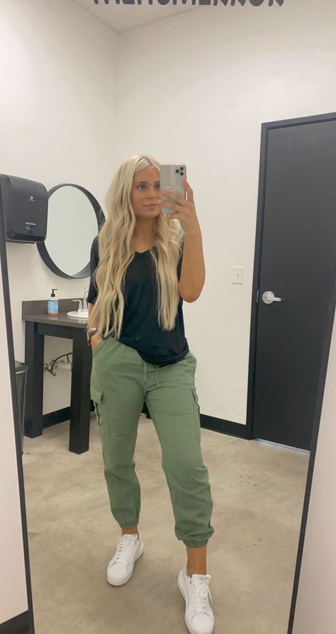 Leggings Outfit Hairstylist, Occupational Therapy Attire Work Outfits, Comfy Hair Stylist Outfit, Comfy Sneakers Outfit, Casual Salon Work Outfit, Cosmetologist Outfit Summer, Cosmetology Outfits Ideas Summer, Women Barbers Outfits, Comfy Work Outfit Summer Casual