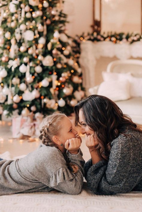 Christmas Family Posing Ideas, Indoor Family Photos Christmas, Christmas Picture Couple, Christmas Lifestyle Photoshoot, Xmas Family Photo Ideas, Family Holiday Photoshoot, Christmas Pfp Aesthetic, Christmas Dress Ideas, Family Christmas Photoshoot