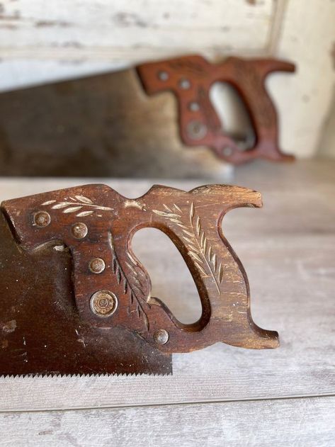 Vintage Saw Ideas, Garage Craftsman, Hand Chain Saw, The Blade Itself, Antique Hand Tools, Antique Things, Antique Farmhouse Decor, Antique Woodworking Tools, Vintage Hand Tools