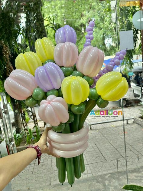 Tulip Balloon Bouquet, Tulip Balloon, Balloon Flower Bouquet, Flower Balloons Diy, Flower Balloons, Party Balloons Diy, Balloon Bouquet Diy, Twisting Balloons, Bucket Ideas