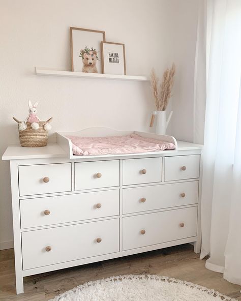 16 Nursery Ideas With Hemnes Dresser That You'll Love - A Dash of Kam Nursery Dresser Decor, Hemnes Dresser, Small Baby Room, Newborn Room, Kids Shared Bedroom, Baby Nursery Organization, Nursery Room Furniture, Baby Dresser, Room Styling