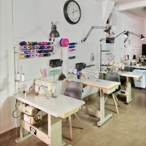 Tailoring Shop Interior Design, Kitchen Remodel With Island, Design Studio Workspace, Sewing Room Inspiration, Store Design Boutique, Sewing Room Design, Small Kitchen Remodel, Sewing Room Decor, Small Home Offices