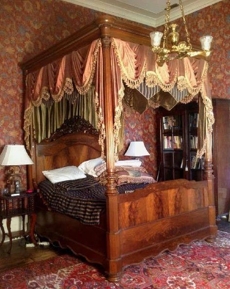 Love that feminine lace canopy! Vintage Bedroom Ideas Victorian, Victorian Bed, Gothic Room, Bedroom Victorian, Victorian Home Decor, Victorian Bedroom, Victorian Interior, Victorian Interiors, Victorian Furniture