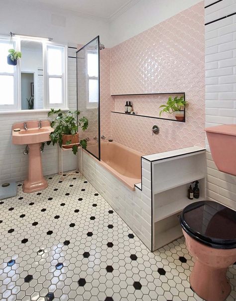 Bathroom Remodel Tile Walls, Pink Tile Bathroom, Retro Pink Bathroom, Bathroom Retro, Retro Bathroom Decor, Spa Like Bathrooms, Tile Walls, Retro Bathroom, Eclectic Living