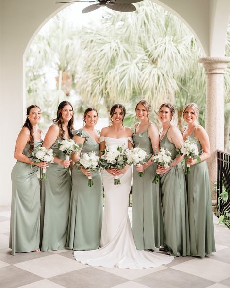 A vibrant, stylish bridal party bringing effortless energy and elegance—celebrating the newlyweds with a perfect mix of fun and sophistication. Loved the girls sage green dresses. Soooo complimentary to this venue and overall classic wedding theme. 🤍 Sage Green Dresses, Classic Wedding Theme, Sage Green Wedding Theme, Classic Wedding Themes, Sage Green Wedding Colors, Bridal Parties Colors, Bridesmaid Dresses Dusty Sage, Sage Green Dress, Green Themed Wedding