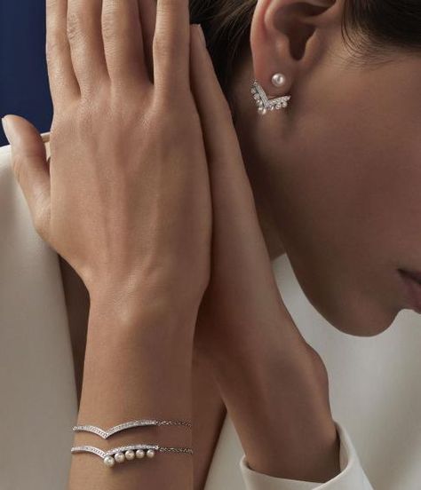 The historical and the contemporary unite in Chaumet’s new ‘Joséphine Aigrette’ collection, which teases Akoya cultured pearls into arresting and modern silhouettes. Pearls have long held a place in the house’s designs, and were a favourite of Empress Joséphine. Exceptional pearl pieces in the archives include Joséph Chaumet’s ‘Curvilinear’ tiara, circa 1930, as well as the ‘Bowknot’ corsage ornament he created in 1922. ‘The new pieces of the “Joséphine” pearls collection take their inspiration Jewelry Commercial, Lady Poses, Bridal Shoes Flats, White Gold Set, Pearl Collection, Vs Diamond, Classy Jewelry, Jewelry Model, Slippers For Girls