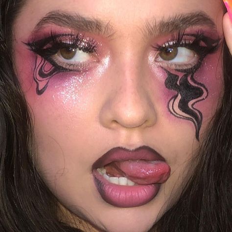 💦STEPH aka UR CRUSH 👼🏹💓👩‍🎤💦 on Instagram: “This was the first makeup look I’ve done in a while that gave me butterflies 🦋🥺💓 doing swirls and trippy shit is so therapeutic 🌈 what do…” Rave Eye Makeup, Edm Makeup, Edc Makeup, Artsy Makeup, Prom Eye Makeup, Rave Makeup, Event Makeup, Ethereal Makeup, Dope Makeup