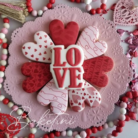 Valentines Day Cookie Sets, Valentines Cookies Decorated Ideas, Heart Cookies Decorated, White Royal Icing, Cutout Cookie, Valentines Day Sugar Cookies, Valentine Cookies Decorated, Almond Sugar Cookies, Heart Sugar Cookie