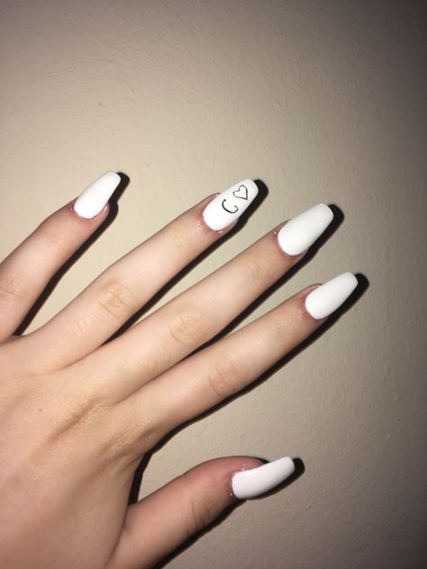 White Nails With Black Initials, Letter Nail Designs Initials White, Bf Letter On Nails, White Nails With C Initial, Acrylic Nails With A C Initial, White Nails With Initials Acrylic Short, White Nails With K Initials Acrylic, Letter C On Nails Initials, Nails With Letter G Initial