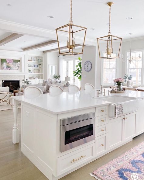 Model Dapur, Hamptons Kitchen, White Kitchen Island, Classic Kitchen, White Kitchen Design, Butler Pantry, Modern Farmhouse Kitchens, Kitchen Inspo, Breakfast Area