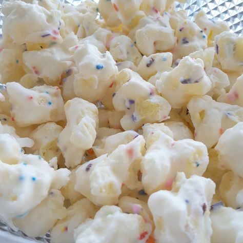 Puffed Corn Recipes, Popcorn Dessert, Christmas Eyeshadow Looks, Christmas Eyeshadow, Popcorn Treats, Almond Bark, Popcorn Recipes, Christmas Snacks, Snack Mix