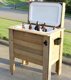 How to Build a Rustic Cooler from FREE Pallet Wood / Home Repair Tutor Pallet Cooler, Wood Cooler, Cooler Stand, Pallet Gardening, Outdoor Cooler, Free Pallets, High Top Tables, Ice Chest, Pallet Outdoor