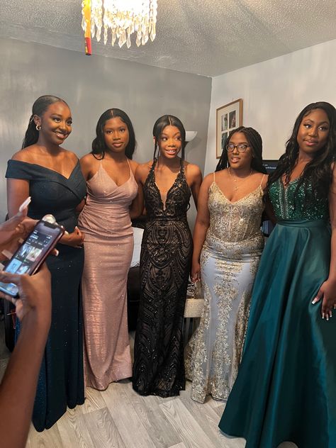 8th Grade Prom Dresses, Black Tie Outfits, Prom Dress Inspo, Prom Picture Poses, Prom Photoshoot, Senior Prom Dresses, Prom Poses, Senior Prom, Prom Pictures