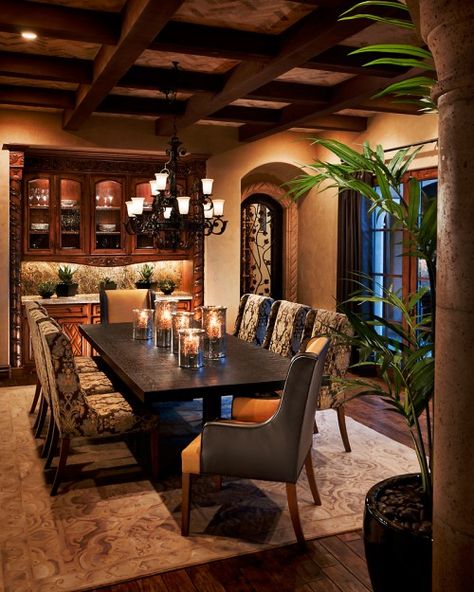 love this dining room Rustic Tuscan Decor, Tuscan Dining Room, Style Toscan, Tuscan Interior, Tuscan Style Homes, Traditional Dining Rooms, Tuscan Home, Tuscan Decor, Tuscan Design