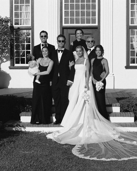 Wedding Family Portraits, 2023 Bride, Photography Reference, Wedding Dress 2024, Documentary Wedding Photos, Family Wedding Photos, Wedding Portrait Poses, Cabo Wedding, 2024 Ideas