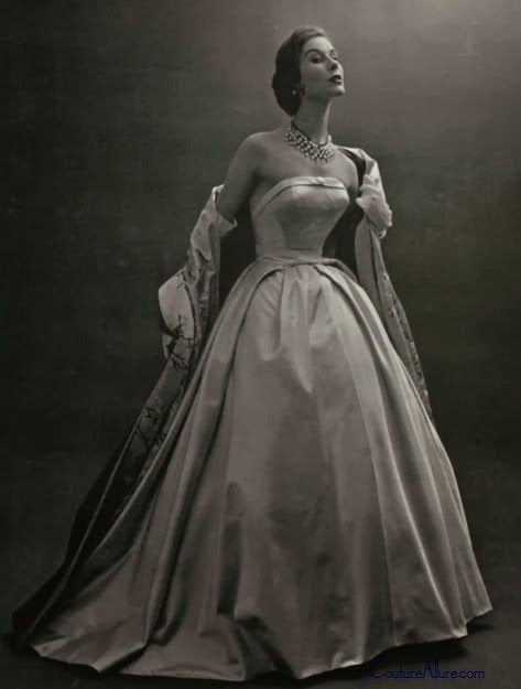 Opera Attire, Givenchy Couture, Looks Pinterest, Fifties Fashion, Julien Macdonald, Look Retro, Fashion 1950s, Vintage Gowns, فستان سهرة